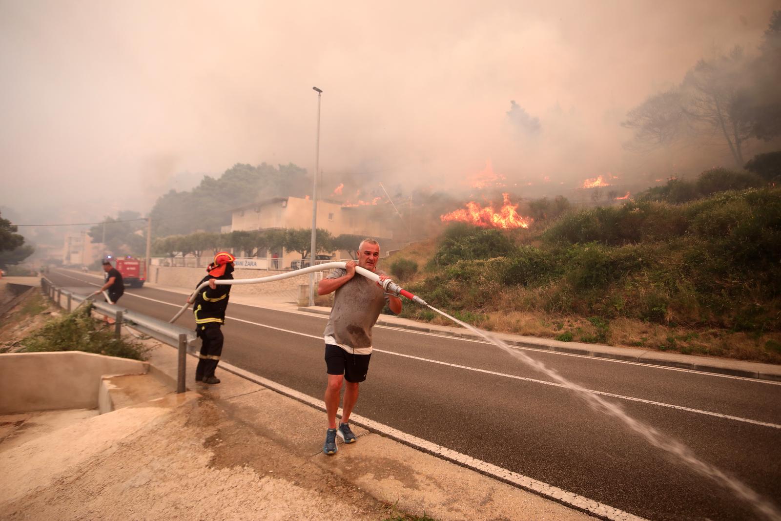 Buknuo veliki požar u Pisku, vatra došla do kuća Buknuo veliki požar u Pisku, vatra došla do kuća