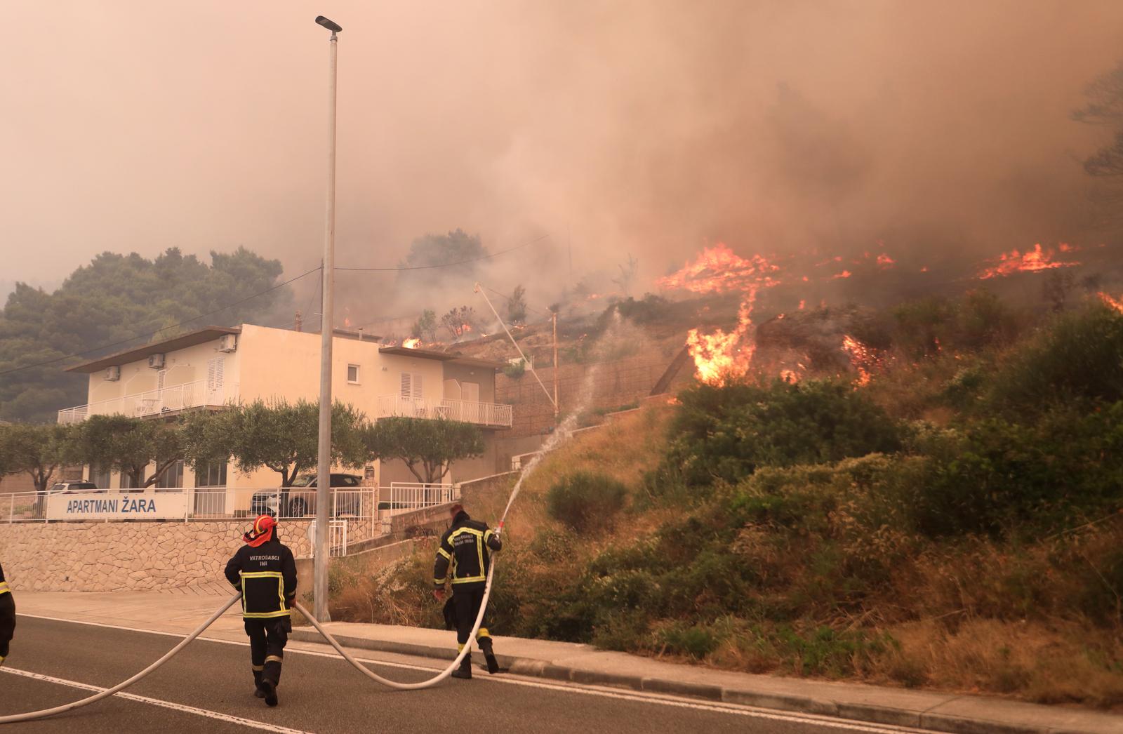 Buknuo veliki požar u Pisku, vatra došla do kuća Buknuo veliki požar u Pisku, vatra došla do kuća
