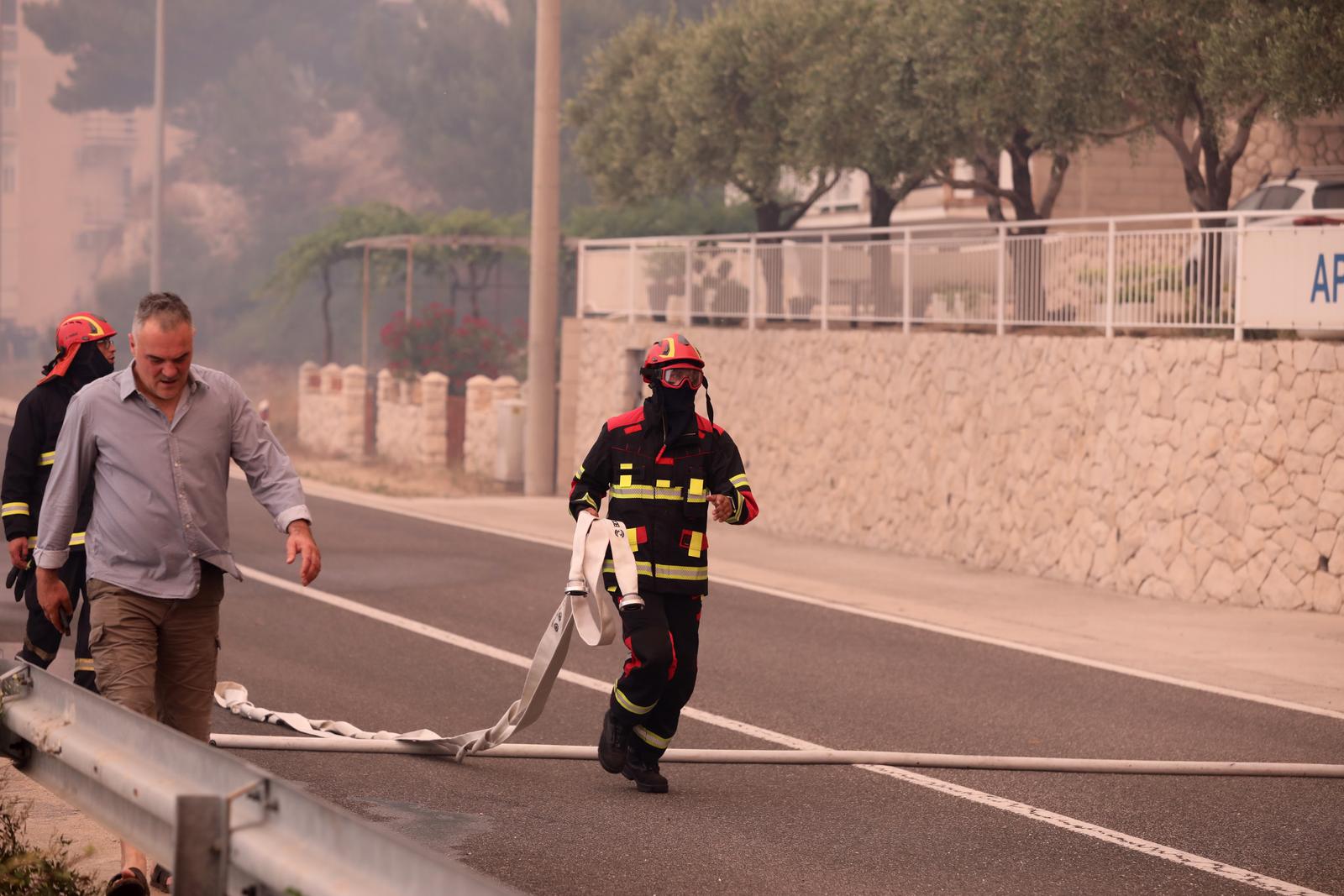 Buknuo veliki požar u Pisku, vatra došla do kuća Buknuo veliki požar u Pisku, vatra došla do kuća