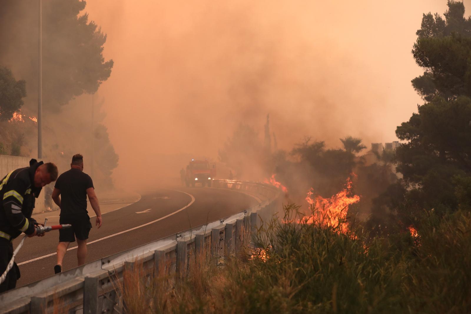 Buknuo veliki požar u Pisku, vatra došla do kuća Buknuo veliki požar u Pisku, vatra došla do kuća