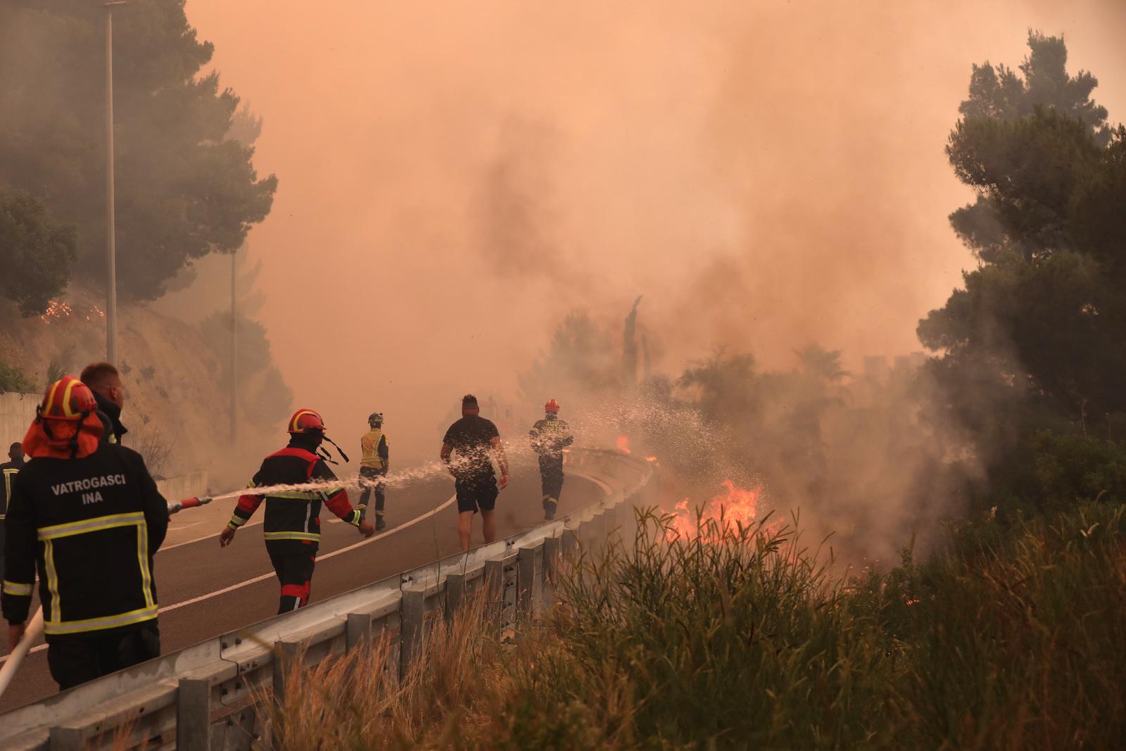 Buknuo veliki požar u Pisku, vatra došla do kuća Buknuo veliki požar u Pisku, vatra došla do kuća