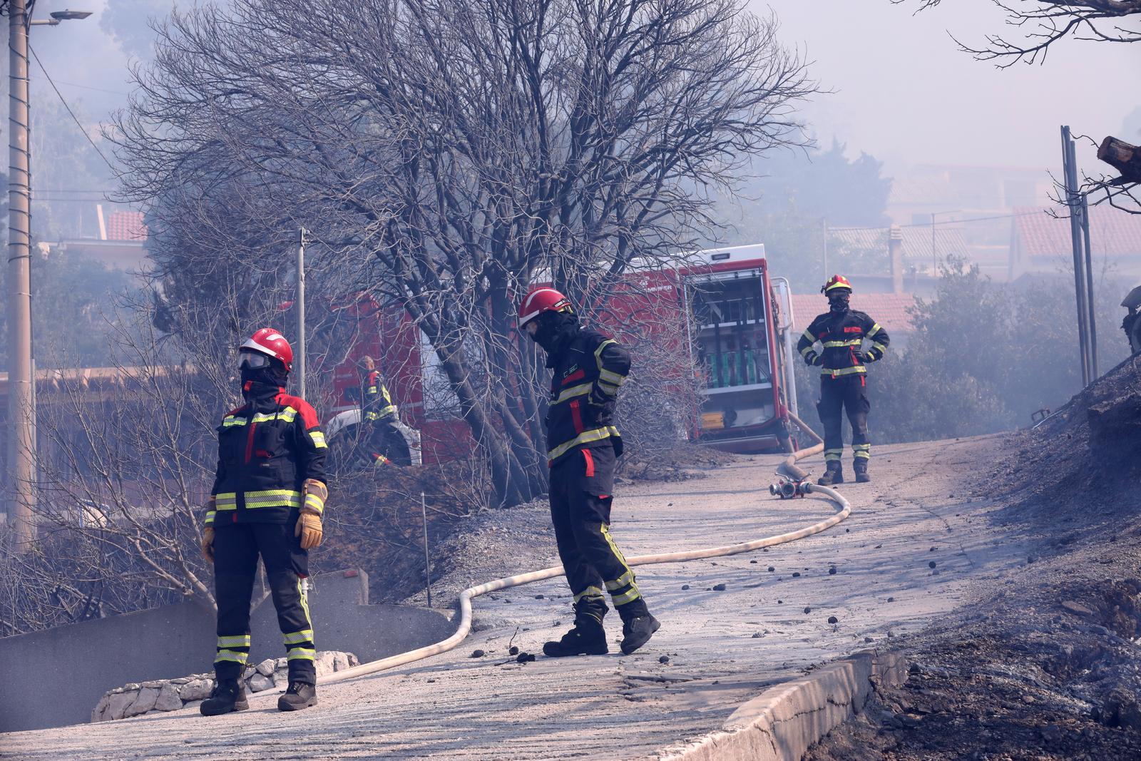 Buknuo veliki požar u Pisku, vatra došla do kuća Buknuo veliki požar u Pisku, vatra došla do kuća