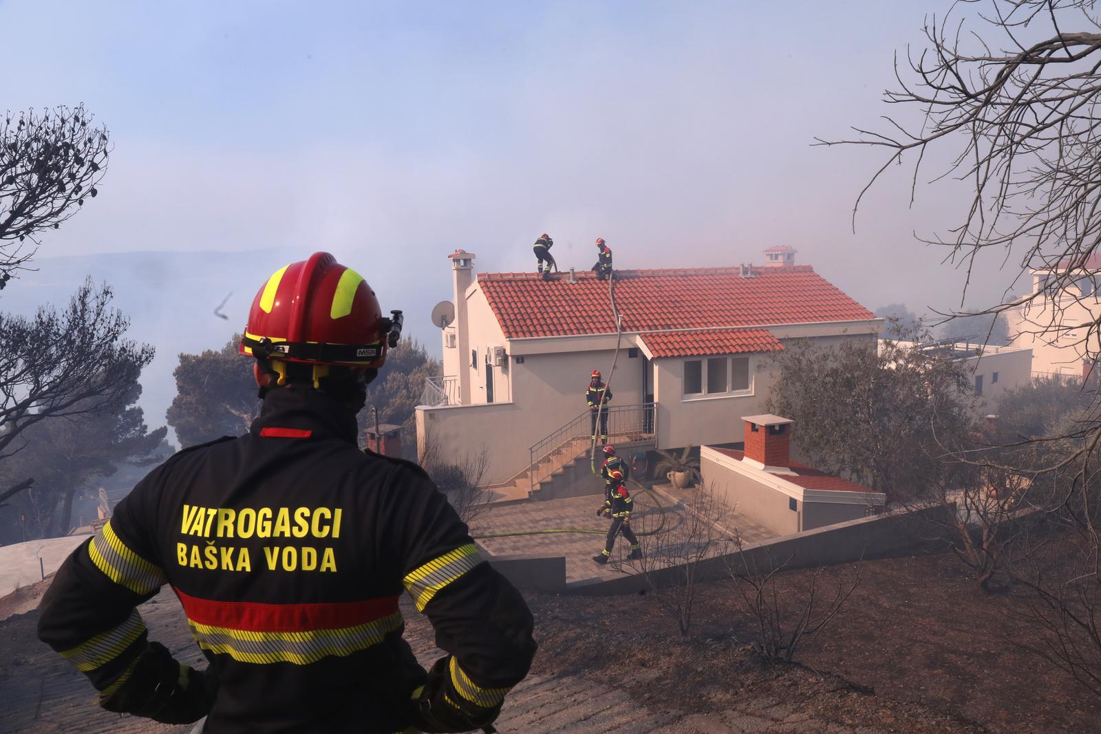 Buknuo veliki požar u Pisku, vatra došla do kuća Buknuo veliki požar u Pisku, vatra došla do kuća