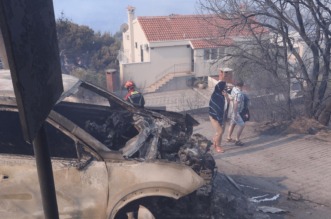 Pisak: Turisti bježe iz apartmana nakon što se požar počeo širiti, u tijeku je evakuacija Pisak: Turisti bježe iz apartmana nakon što se požar počeo širiti, u tijeku je evakuacija