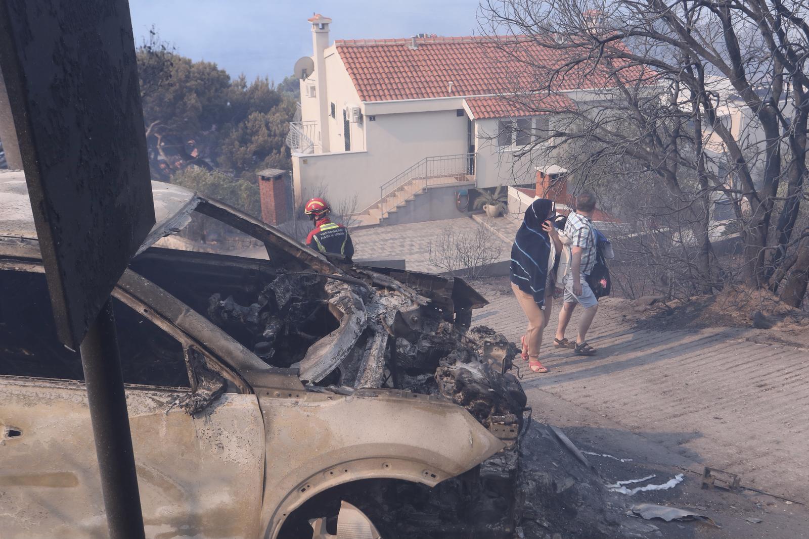 Pisak: Turisti bježe iz apartmana nakon što se požar počeo širiti, u tijeku je evakuacija Pisak: Turisti bježe iz apartmana nakon što se požar počeo širiti, u tijeku je evakuacija