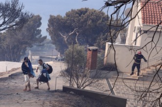 Pisak: Turisti bježe iz apartmana nakon što se požar počeo širiti, u tijeku je evakuacija Pisak: Turisti bježe iz apartmana nakon što se požar počeo širiti, u tijeku je evakuacija