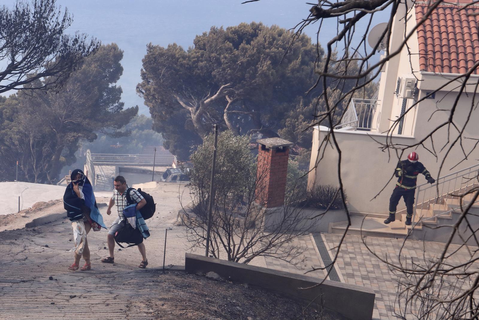 Pisak: Turisti bježe iz apartmana nakon što se požar počeo širiti, u tijeku je evakuacija Pisak: Turisti bježe iz apartmana nakon što se požar počeo širiti, u tijeku je evakuacija