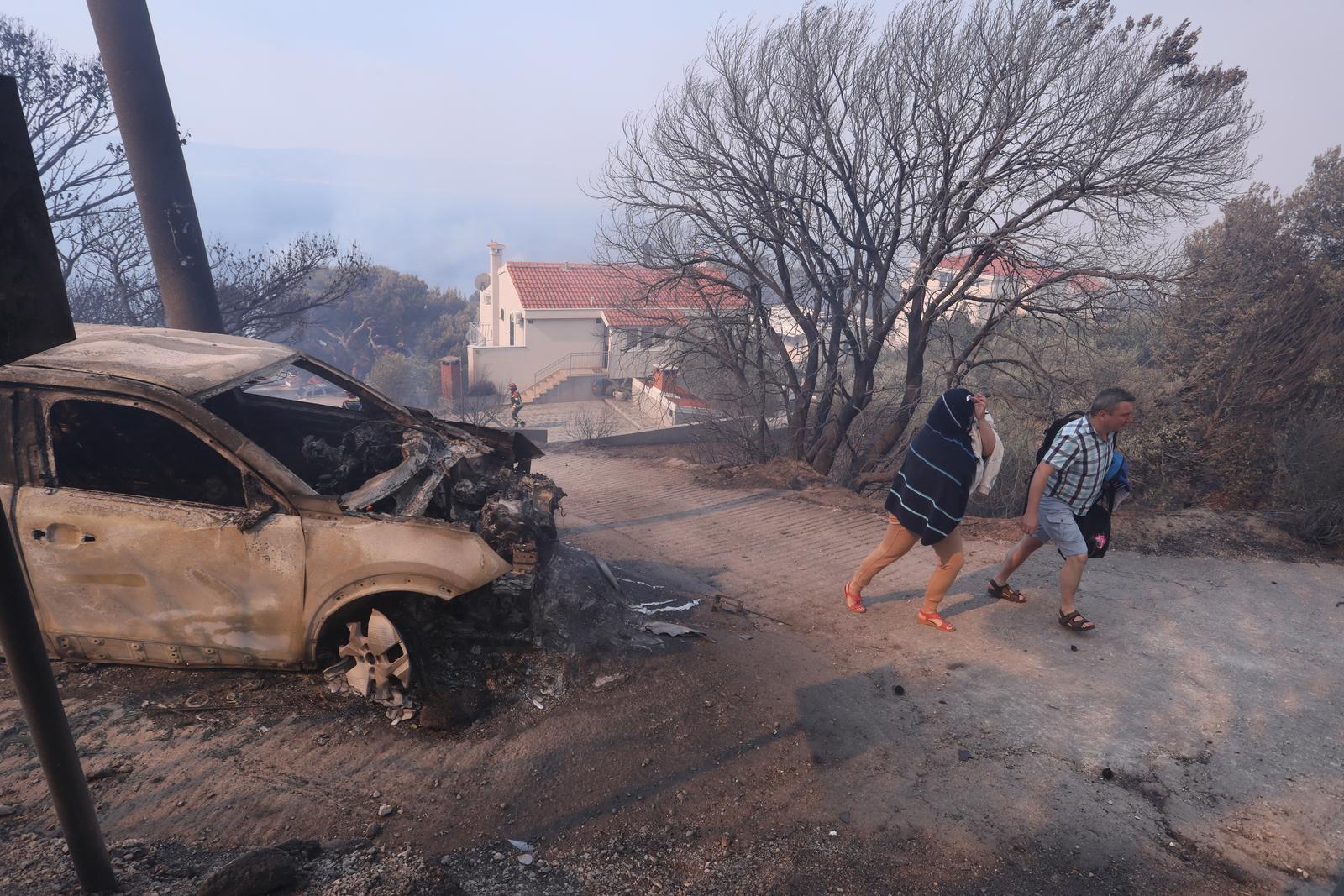 Pisak: Turisti bježe iz apartmana nakon što se požar počeo širiti, u tijeku je evakuacija Pisak: Turisti bježe iz apartmana nakon što se požar počeo širiti, u tijeku je evakuacija