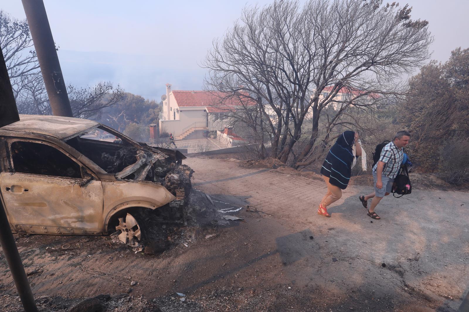 Pisak: Turisti bježe iz apartmana nakon što se požar počeo širiti, u tijeku je evakuacija Pisak: Turisti bježe iz apartmana nakon što se požar počeo širiti, u tijeku je evakuacija