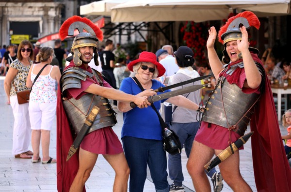 Split: Studenti obučeni kao rimski vojnici zabavljaju turiste na Narodnom trgu