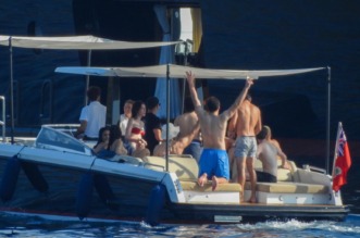 Jeff Bezos i Lauren Sanchez priredili raskošnu pjena-zabavu kod Cresa uoči vjenčanja u Veneciji Jeff Bezos i Lauren Sanchez priredili raskošnu pjena-zabavu kod Cresa uoči vjenčanja u Veneciji