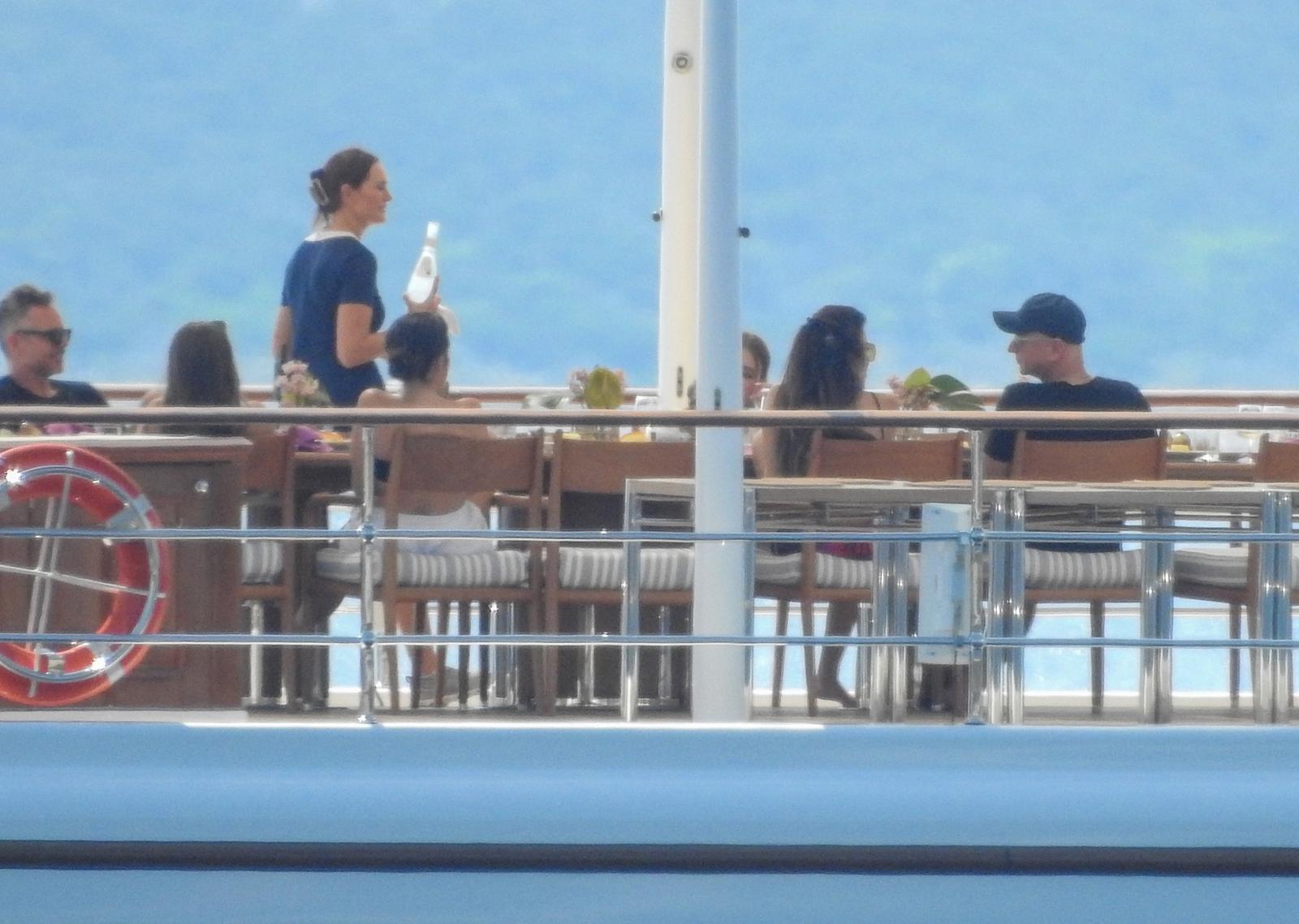 Jeff Bezos i Lauren Sanchez priredili raskošnu pjena-zabavu kod Cresa uoči vjenčanja u Veneciji Jeff Bezos i Lauren Sanchez priredili raskošnu pjena-zabavu kod Cresa uoči vjenčanja u Veneciji