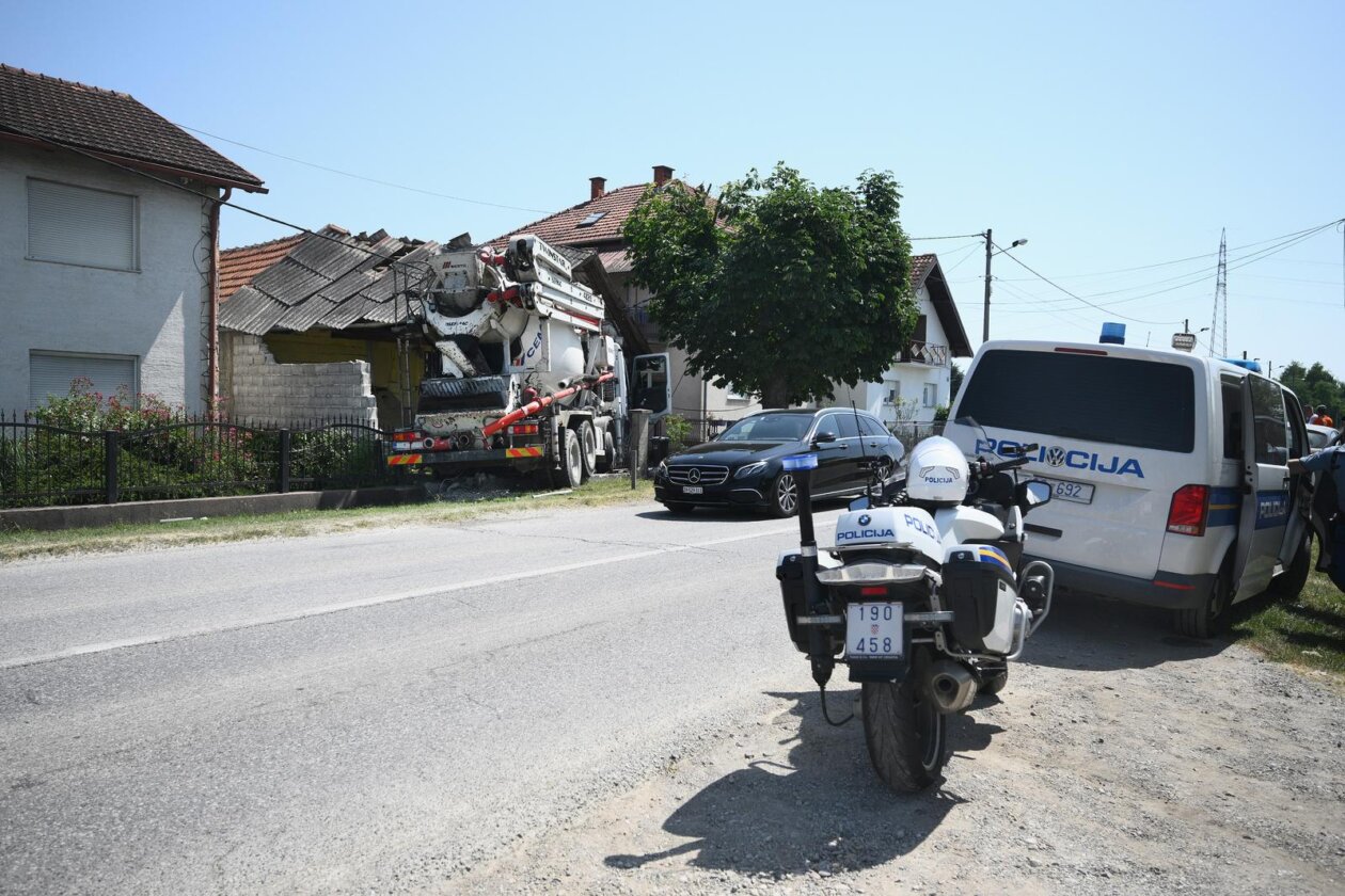 Zagreb: Kamion naletio na kuću u Botincu Zagreb: Kamion naletio na kuću u Botincu