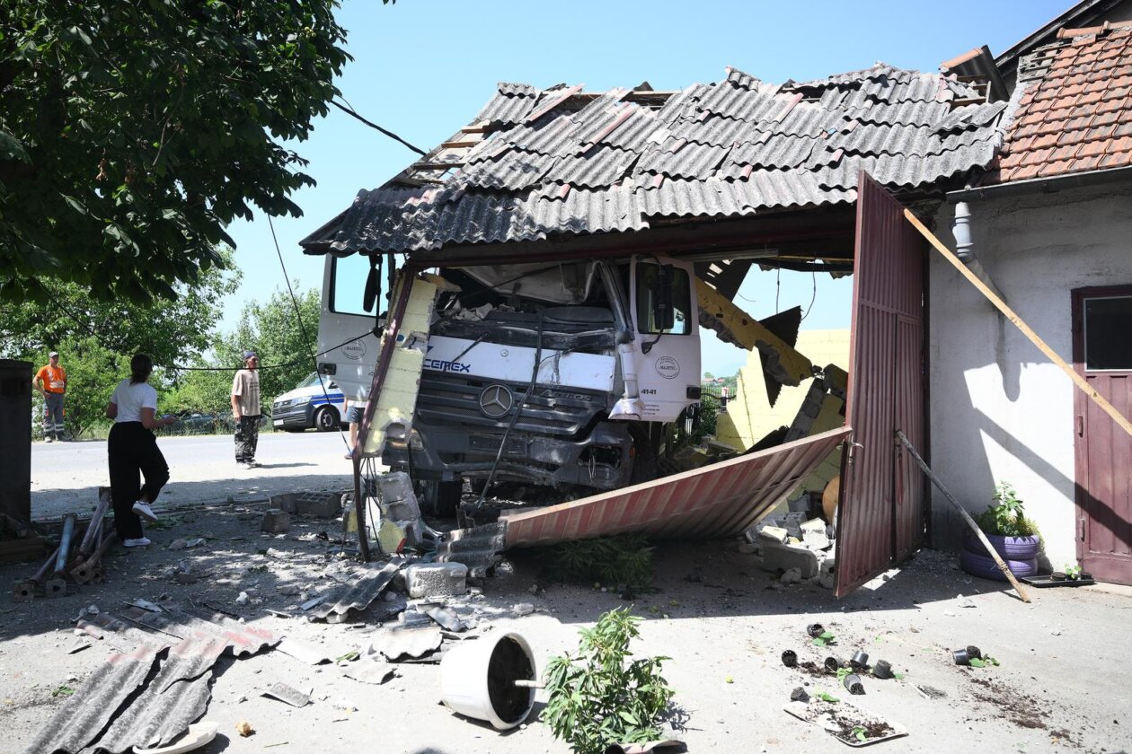 Zagreb: Kamion naletio na kuću u Botincu Zagreb: Kamion naletio na kuću u Botincu