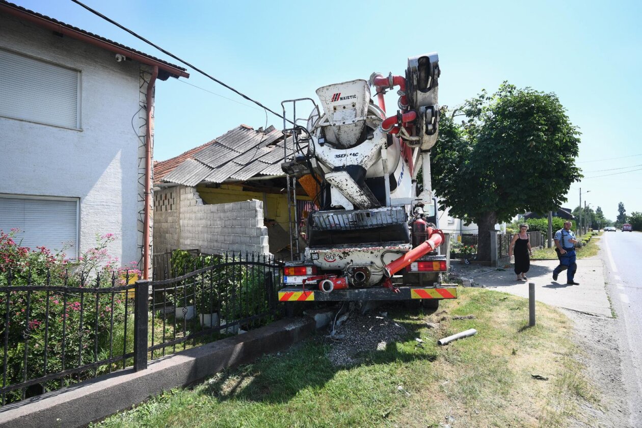 Zagreb: Kamion naletio na kuću u Botincu Zagreb: Kamion naletio na kuću u Botincu