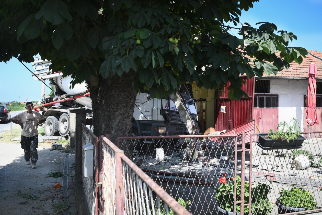 Zagreb: Kamion naletio na kuću u Botincu Zagreb: Kamion naletio na kuću u Botincu