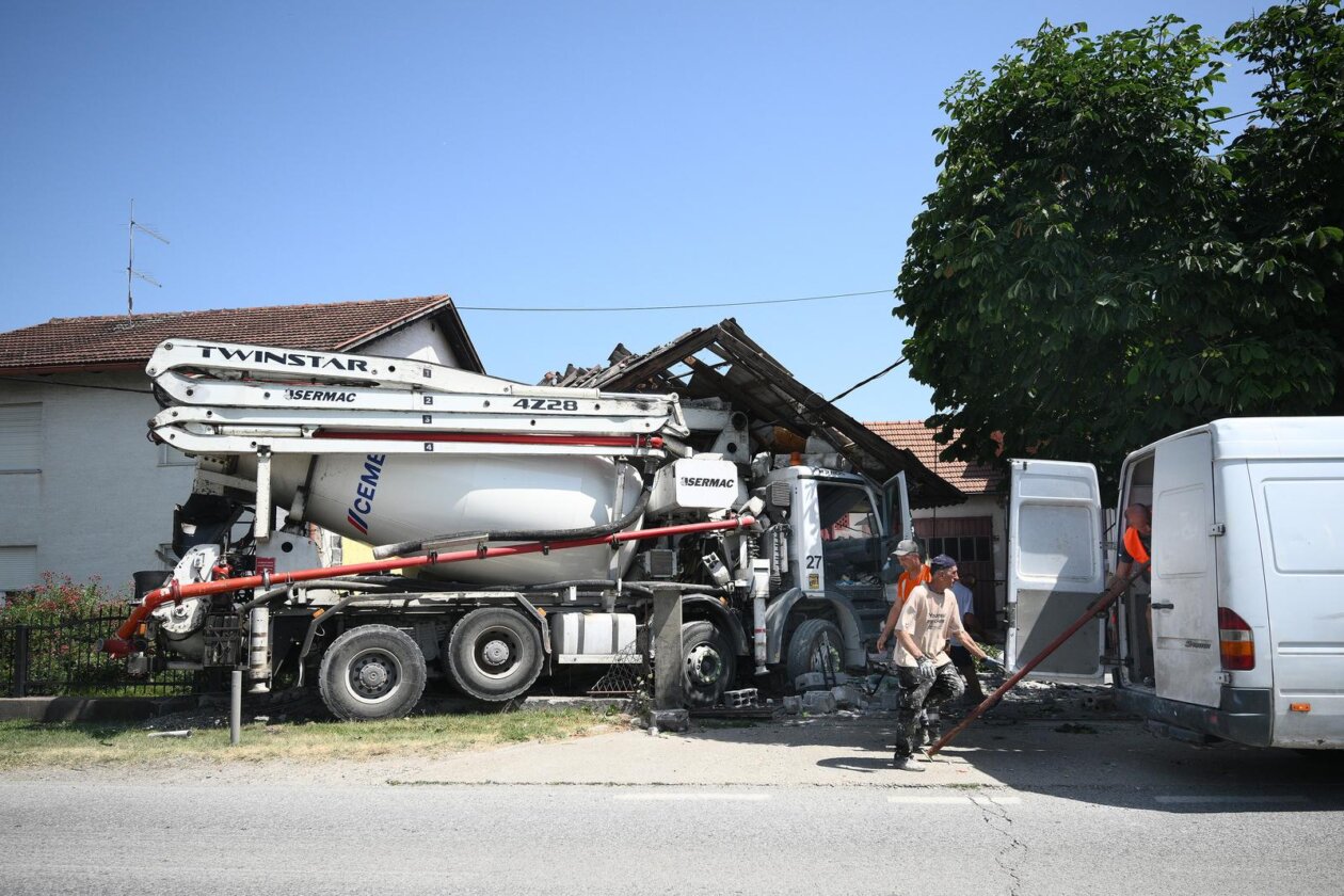 Zagreb: Kamion naletio na kuću u Botincu Zagreb: Kamion naletio na kuću u Botincu