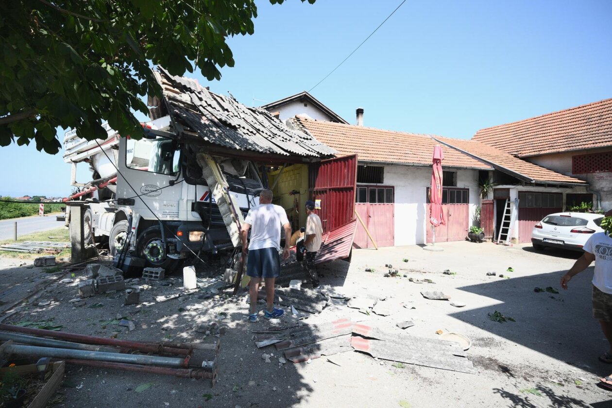Zagreb: Kamion naletio na kuću u Botincu Zagreb: Kamion naletio na kuću u Botincu