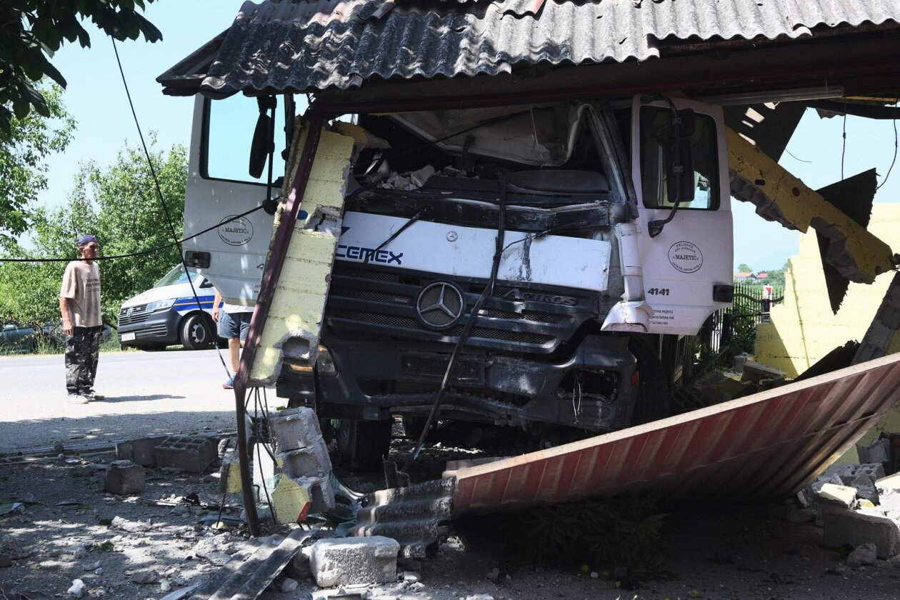 Zagreb: Kamion naletio na kuću u Botincu Zagreb: Kamion naletio na kuću u Botincu