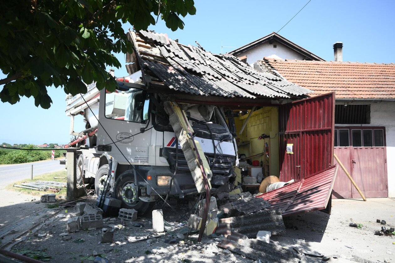 Zagreb: Kamion naletio na kuću u Botincu Zagreb: Kamion naletio na kuću u Botincu