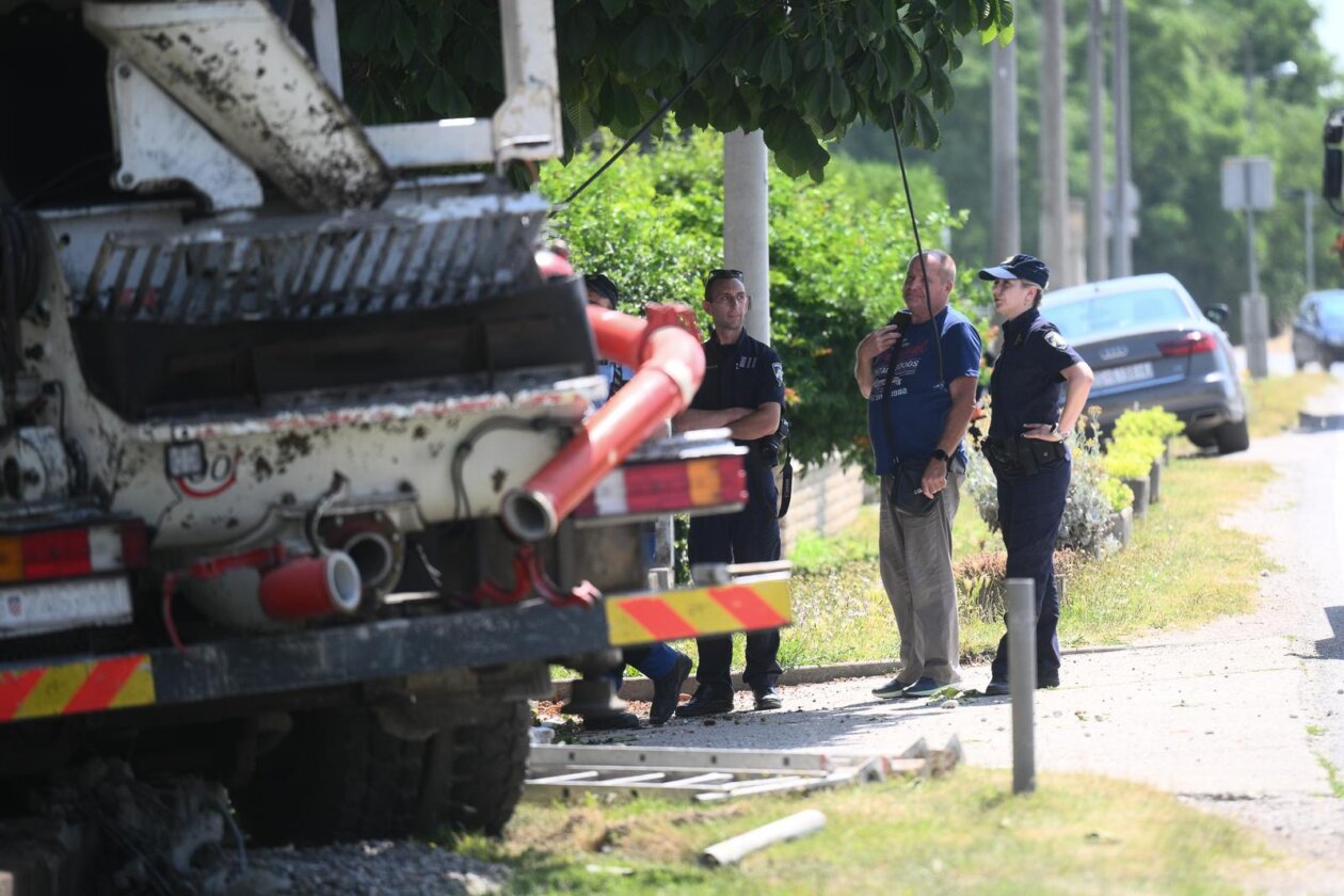 Zagreb: Kamion naletio na kuću u Botincu Zagreb: Kamion naletio na kuću u Botincu