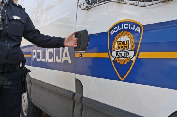 Policajac i vozilo