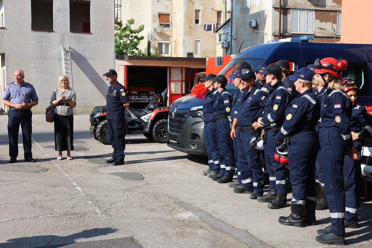 Posjet-vatrogascima-i-Civilnoj-zastiti-21 Posjet-vatrogascima-i-Civilnoj-zastiti-21