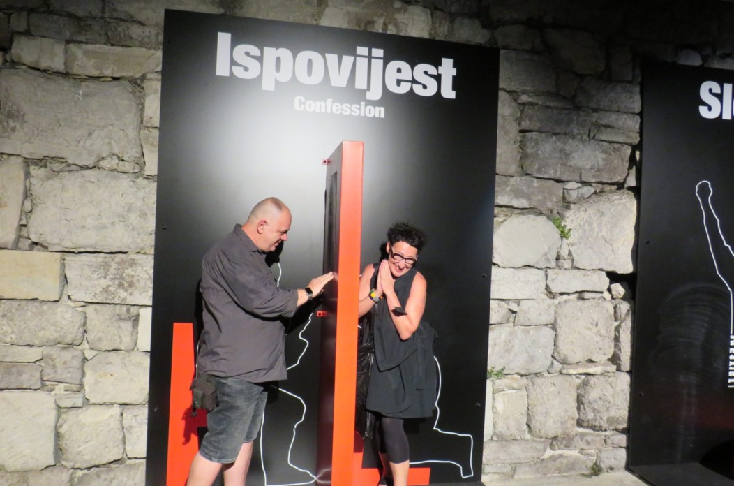 Svjetlana Despot, autorica i Tihomir Pruša, jedan od izvođača prostornih instalacija. Foto – MojaRijeka Svjetlana Despot, autorica i Tihomir Pruša, jedan od izvođača prostornih instalacija. Foto – MojaRijeka