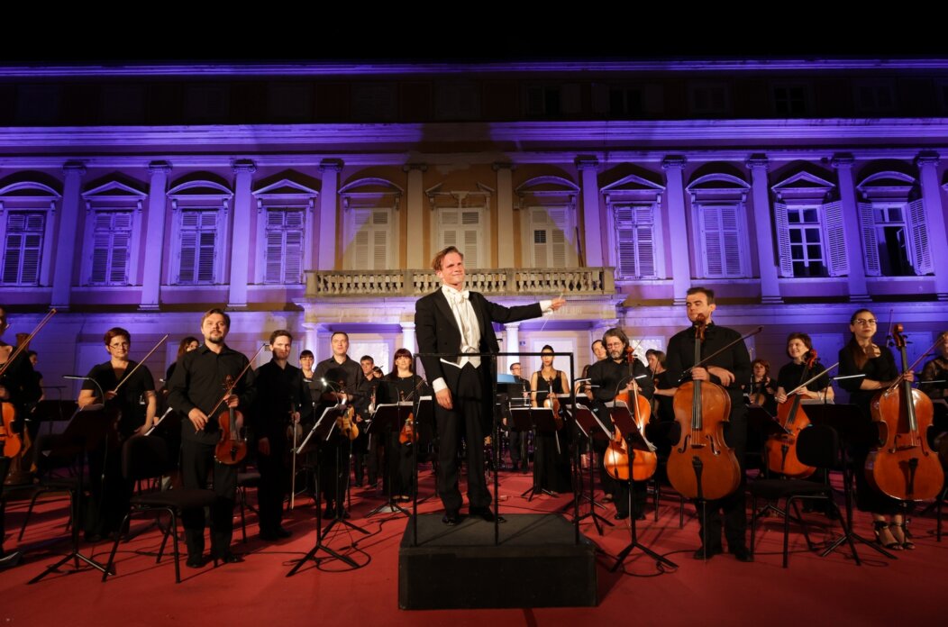 Valentin Egel i Riječki simfonijski orkestar na Trgu Riječke rezolucije Valentin Egel i Riječki simfonijski orkestar na Trgu Riječke rezolucije