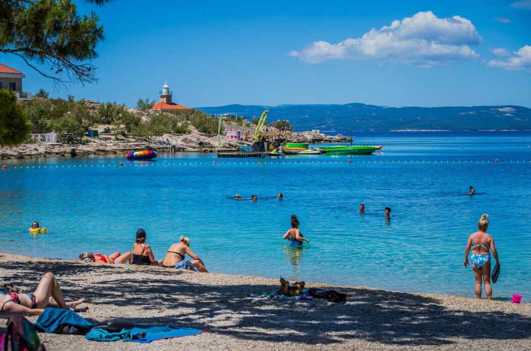 Turisti uživaju u kupanju na gradskoj plaži u Makarskoj Turisti uživaju u kupanju na gradskoj plaži u Makarskoj