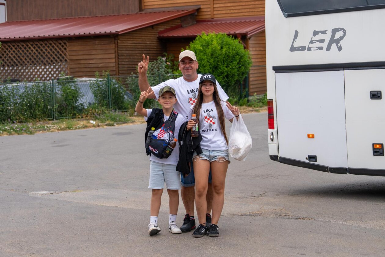 Iz Otočca krenuli autobusi na koncert Marka Perkovića Thompsona