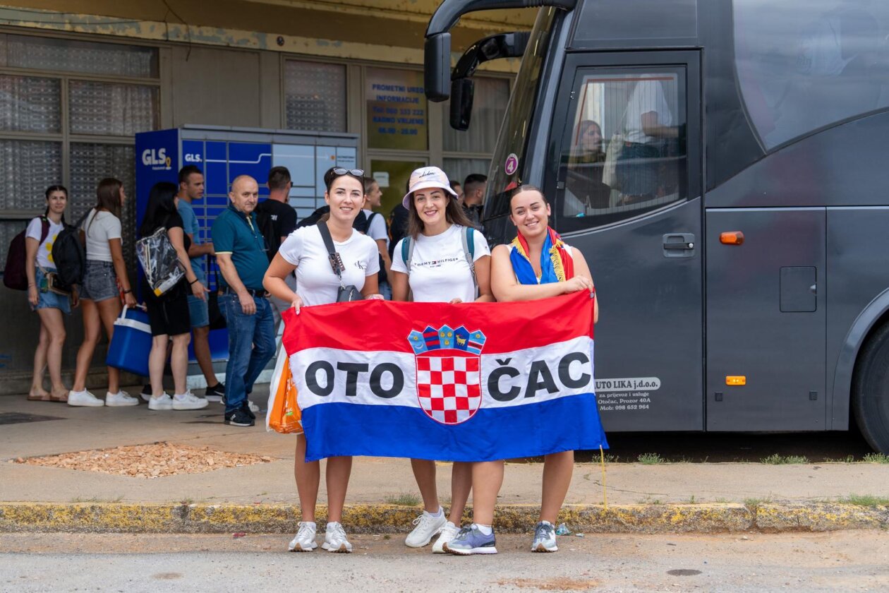 Iz Otočca krenuli autobusi na koncert Marka Perkovića Thompsona