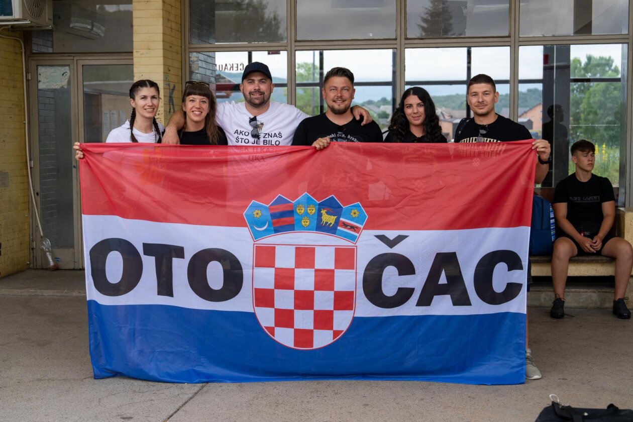 Iz Otočca krenuli autobusi na koncert Marka Perkovića Thompsona