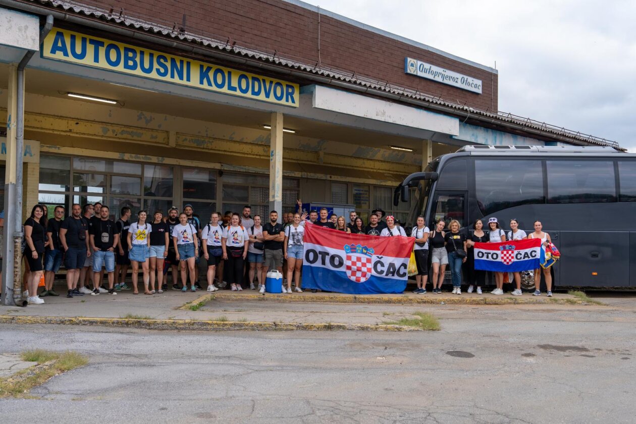 Iz Otočca krenuli autobusi na koncert Marka Perkovića Thompsona