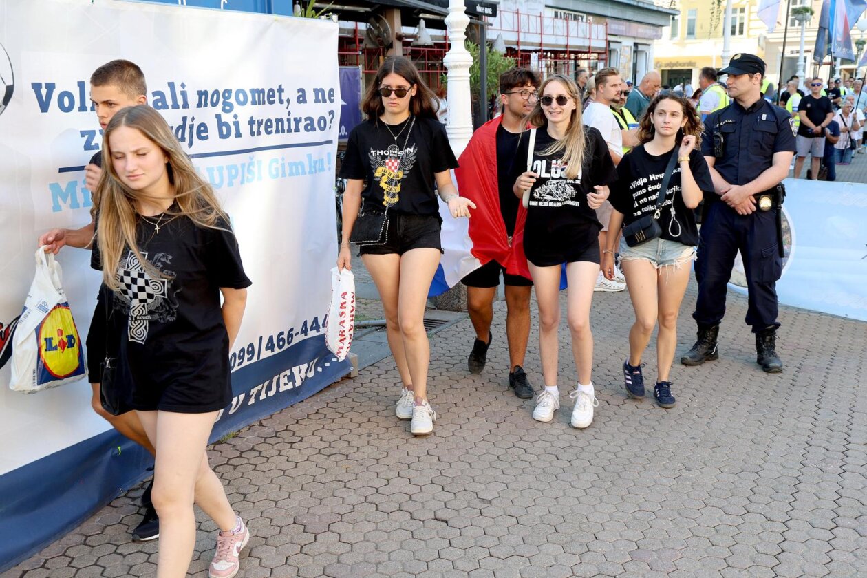 Zagreb: Obožavatelji se okupljaju u gradu uoči Thompsonovg koncerta