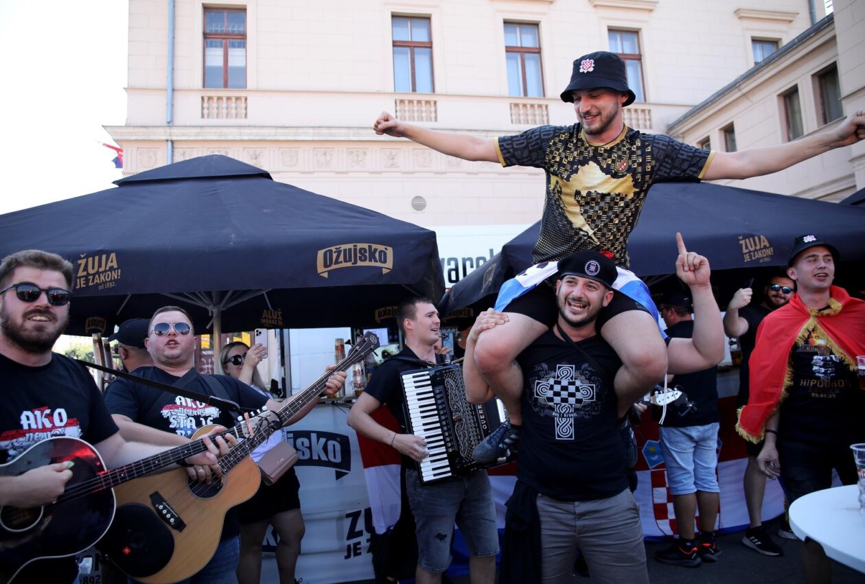 Zagreb: Veseli obožavatelji Thompsona na Glavnom kolodvoru