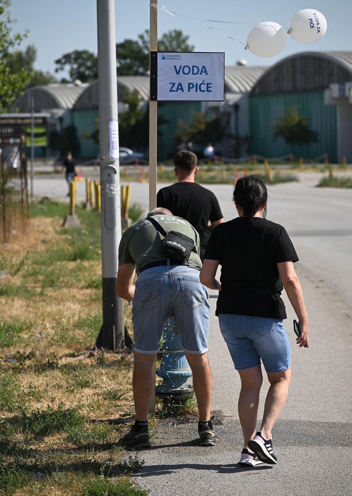 Zagreb: Obožavatelji idu prema fan zonama gdje će čekati ulazak u Hipodrom