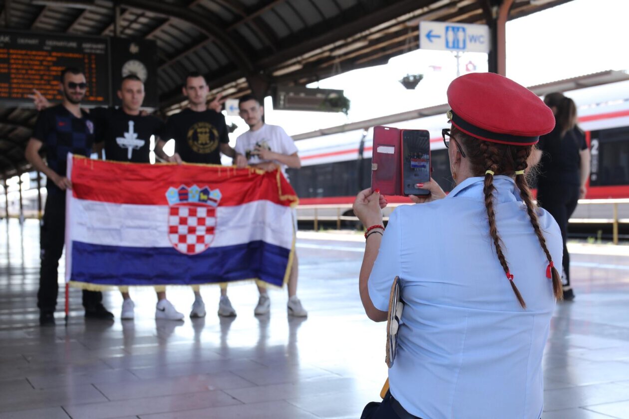 Zagreb: Veseli obožavatelji Thompsona na Glavnom kolodvoru