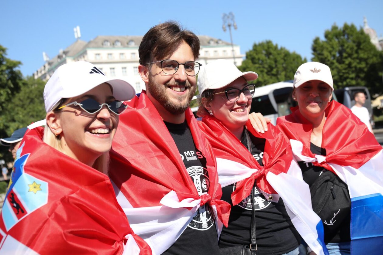 Zagreb: Veseli obožavatelji Thompsona na Glavnom kolodvoru