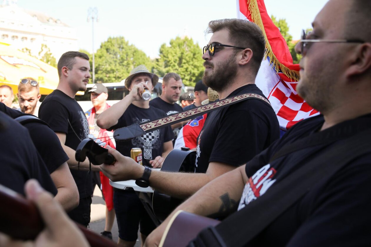 Zagreb: Veseli obožavatelji Thompsona na Glavnom kolodvoru