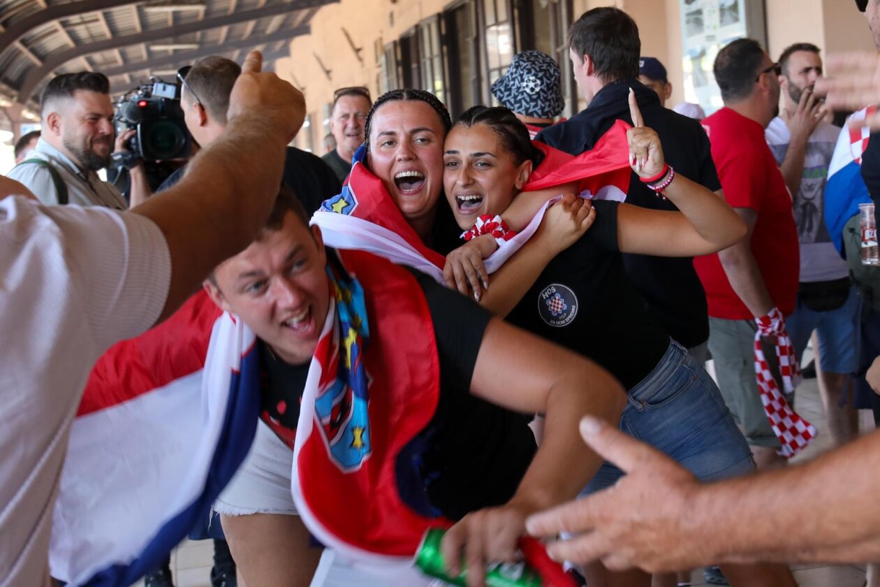 Zagreb: Veseli obožavatelji Thompsona na Glavnom kolodvoru