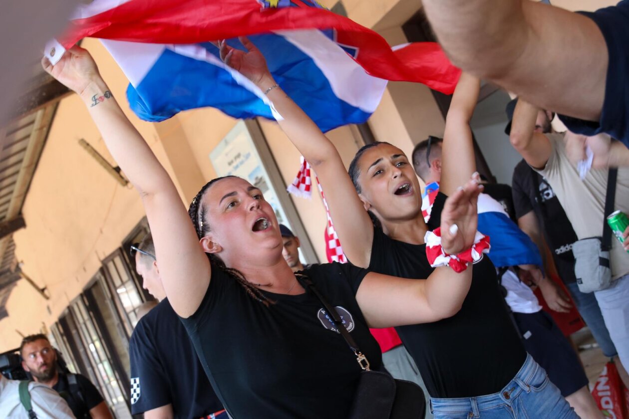 Zagreb: Veseli obožavatelji Thompsona na Glavnom kolodvoru