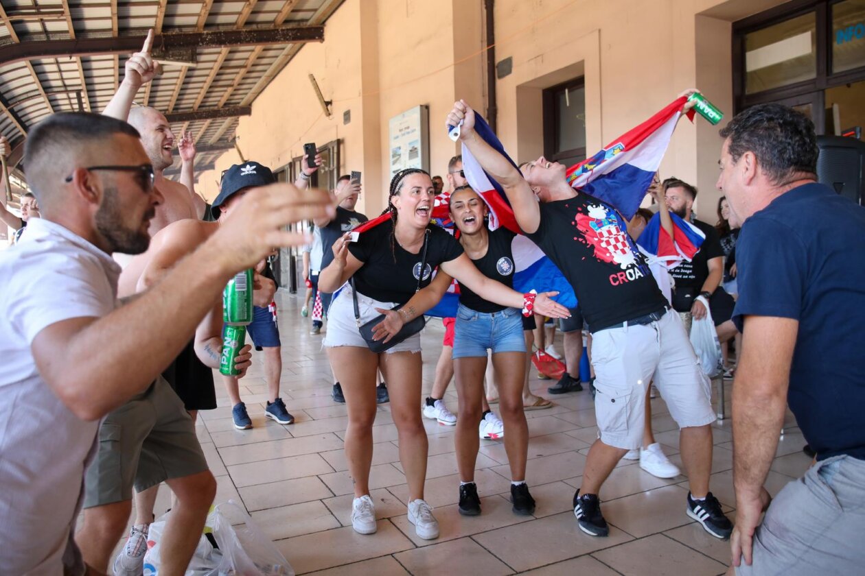 Zagreb: Veseli obožavatelji Thompsona na Glavnom kolodvoru