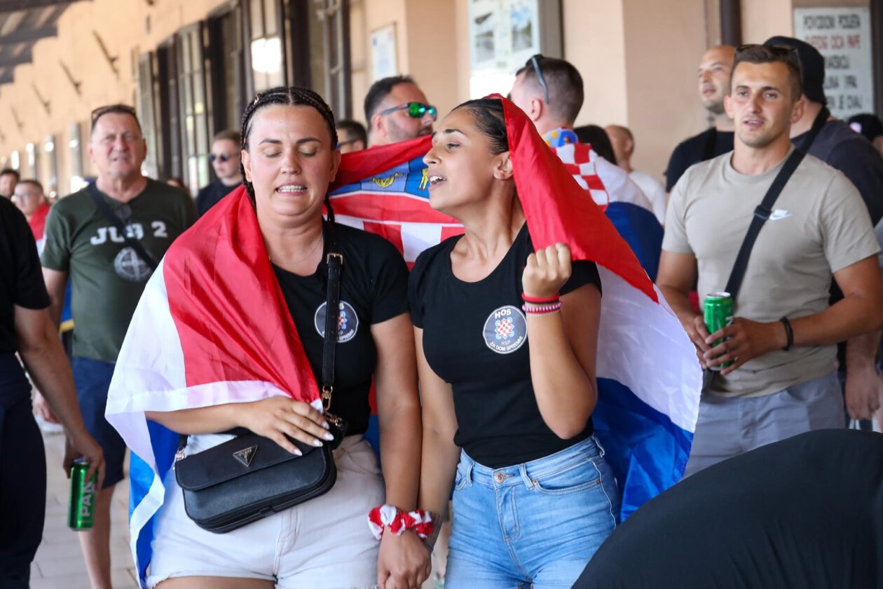 Zagreb: Veseli obožavatelji Thompsona na Glavnom kolodvoru