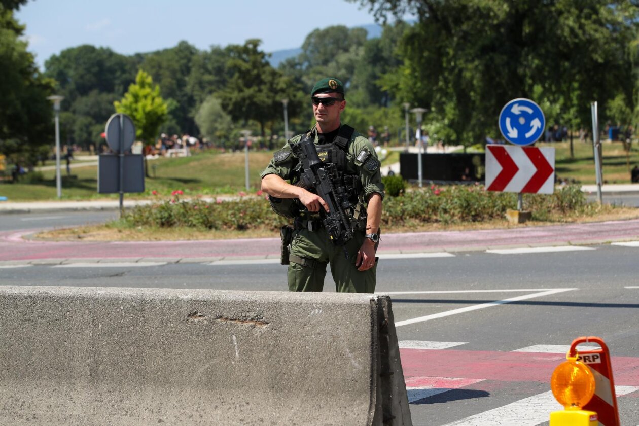 Zagreb: Ispred Hipodroma postavljeni betonski blokovi i osiguranje s dugim cijevima