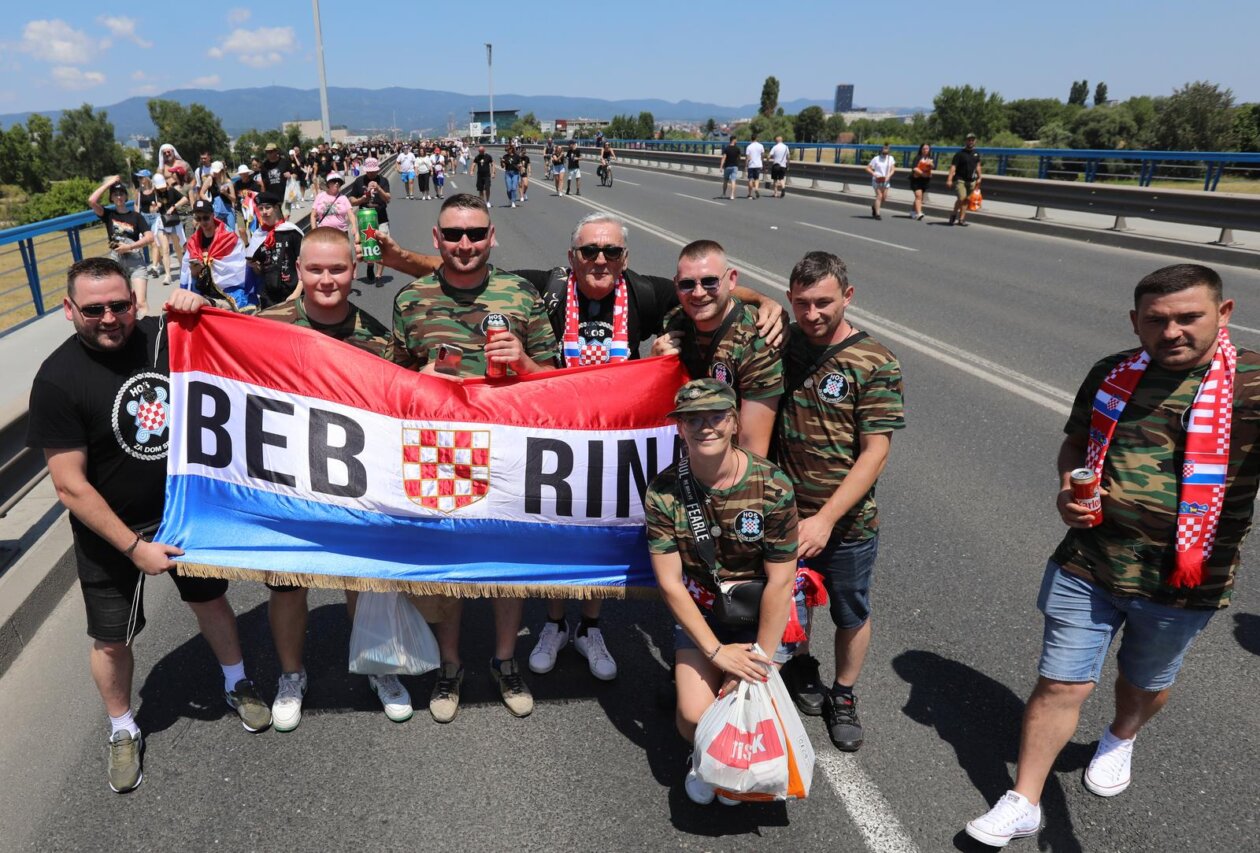 Zagreb: Tisuće fanova Thompsona prolazi Mostom Slobode koji je zatvoren za promet