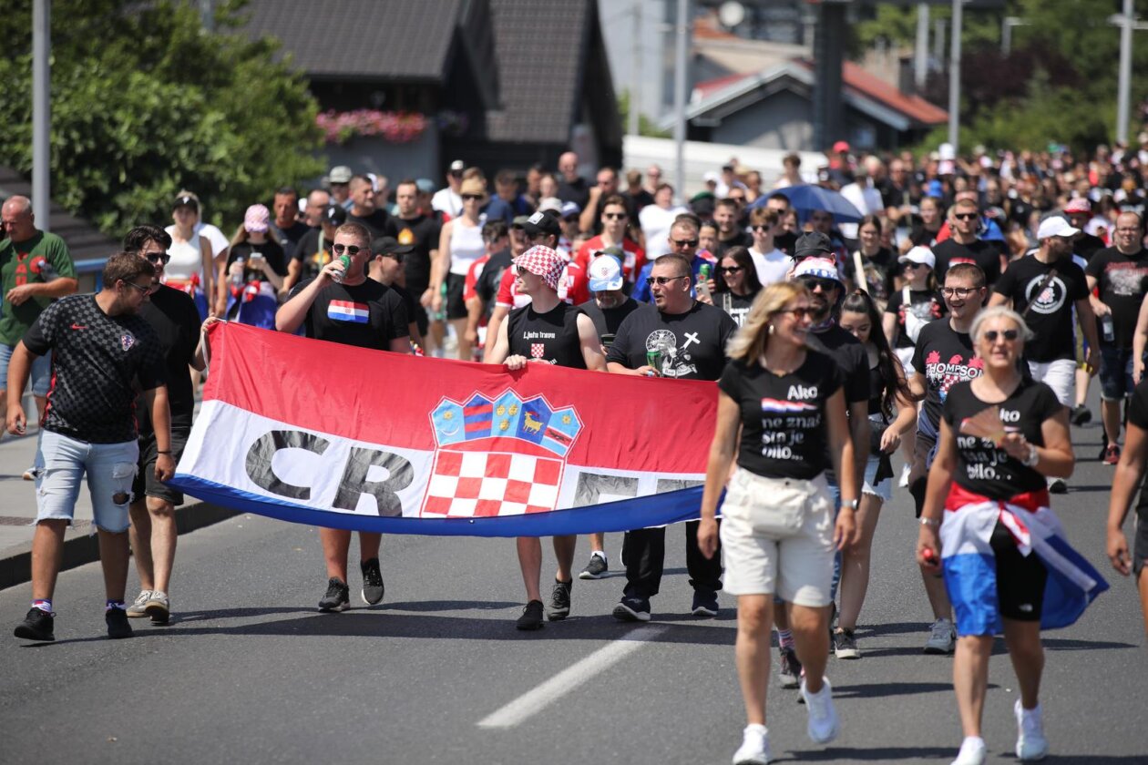 Zagreb: Tisuće fanova Thompsona prolazi Mostom Slobode koji je zatvoren za promet