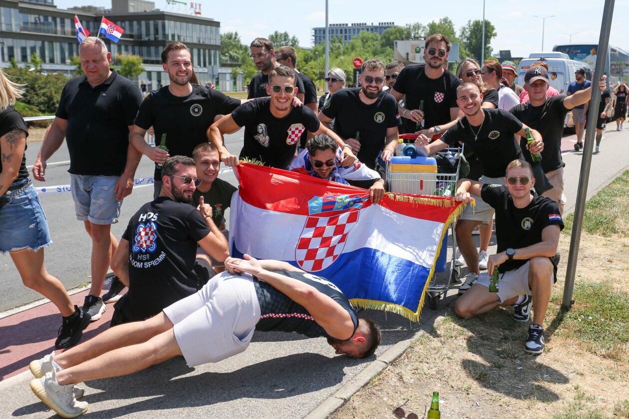 Zagreb: Tisuće fanova Thompsona prolazi Mostom Slobode koji je zatvoren za promet