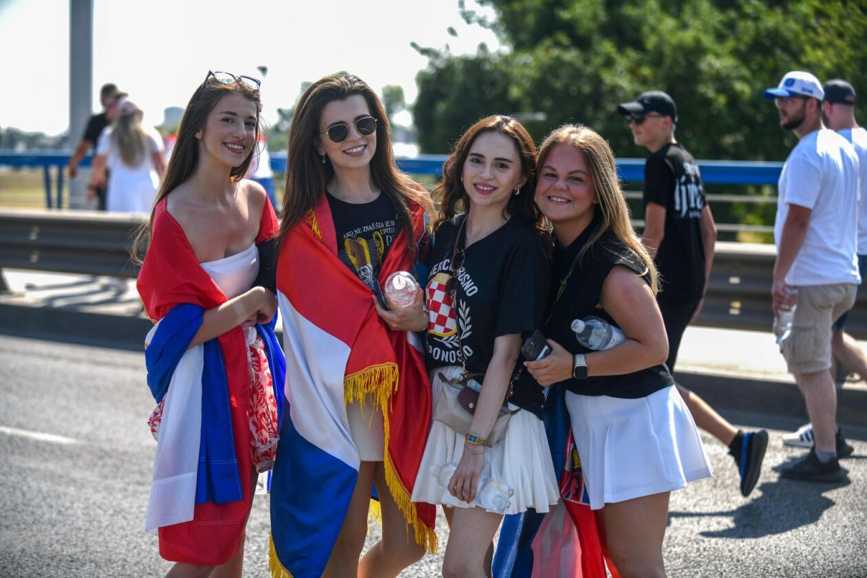 Zagreb: Tisuće fanova Thompsona prolazi Mostom Slobode koji je zatvoren za promet