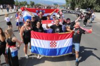 Zagreb: Tisuće fanova Thompsona prolazi Mostom Slobode koji je zatvoren za promet